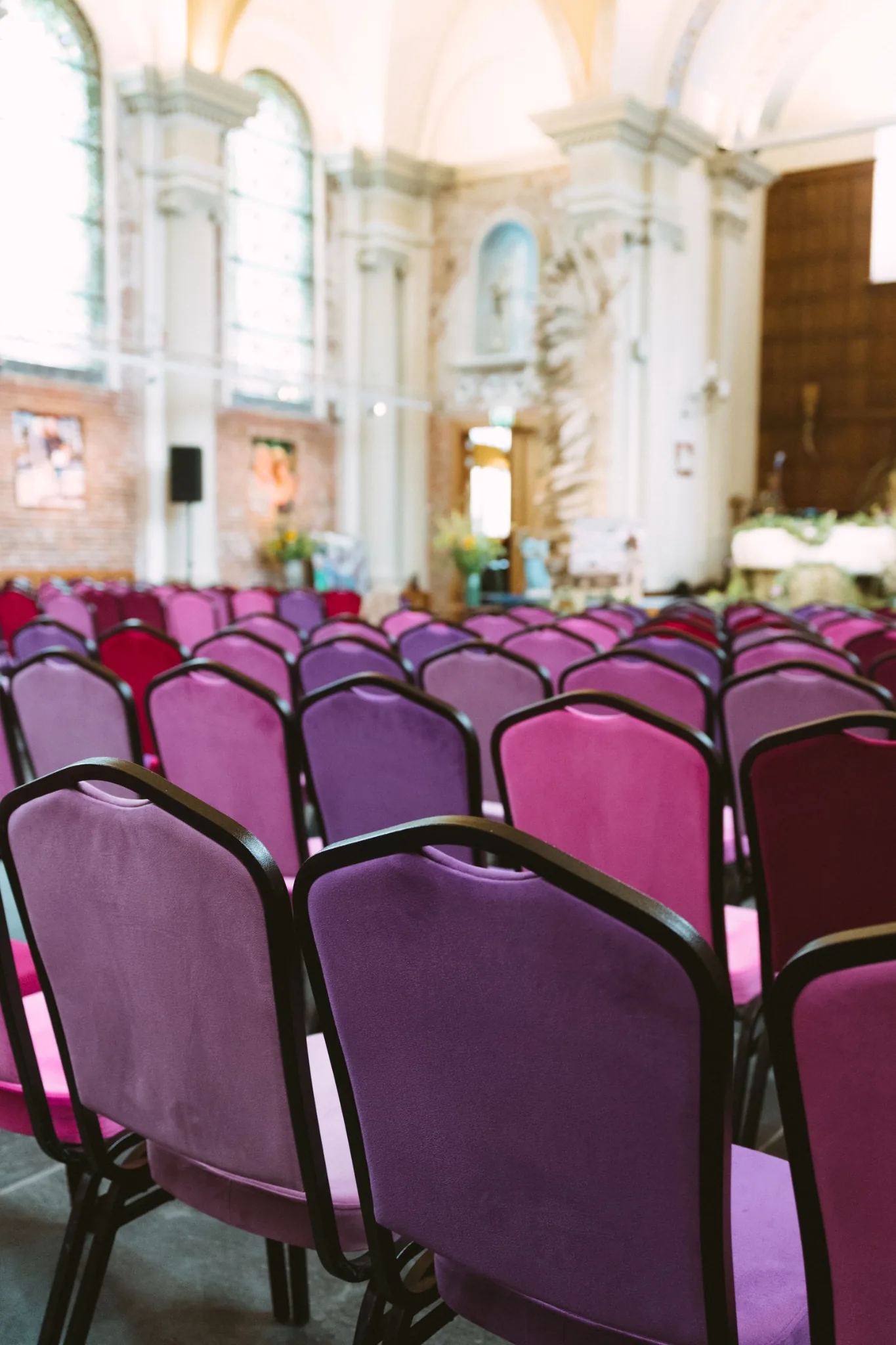 Een lege kerk, vóór iedereen er is