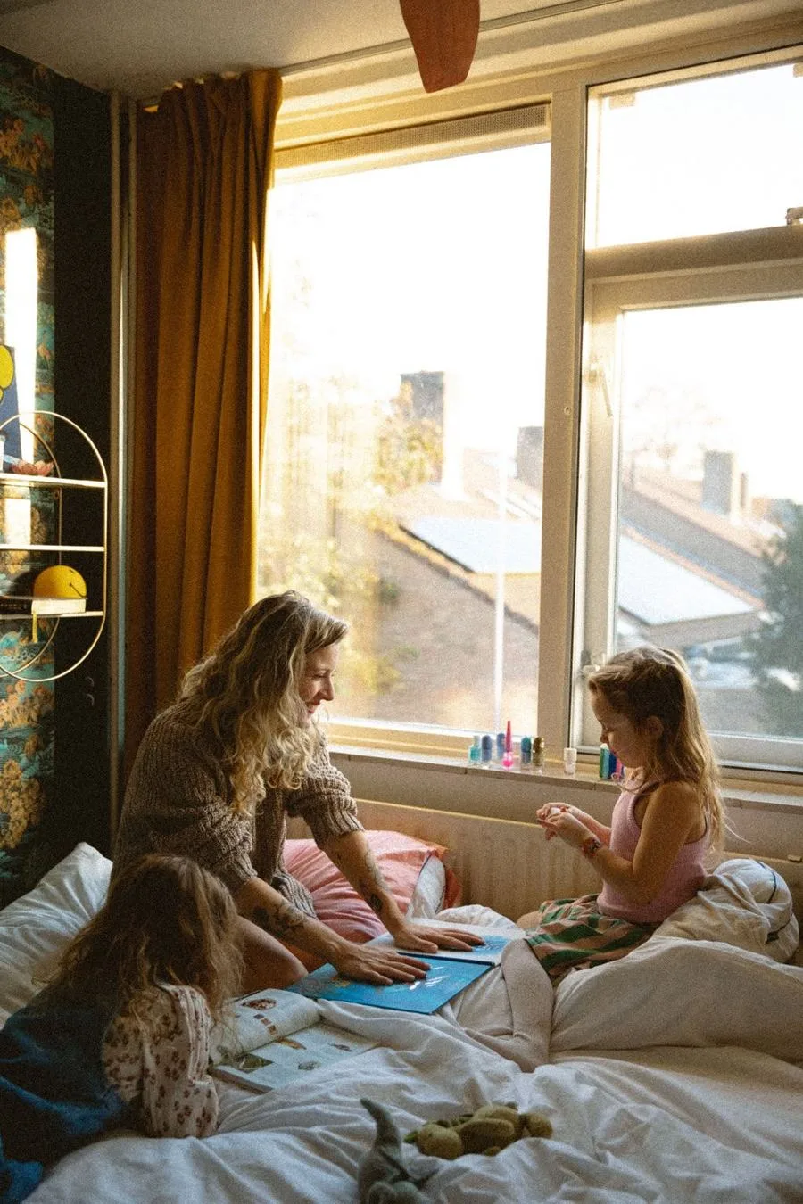 Avji, fotograaf in Maasland, thuis op bed met haar twee dochters