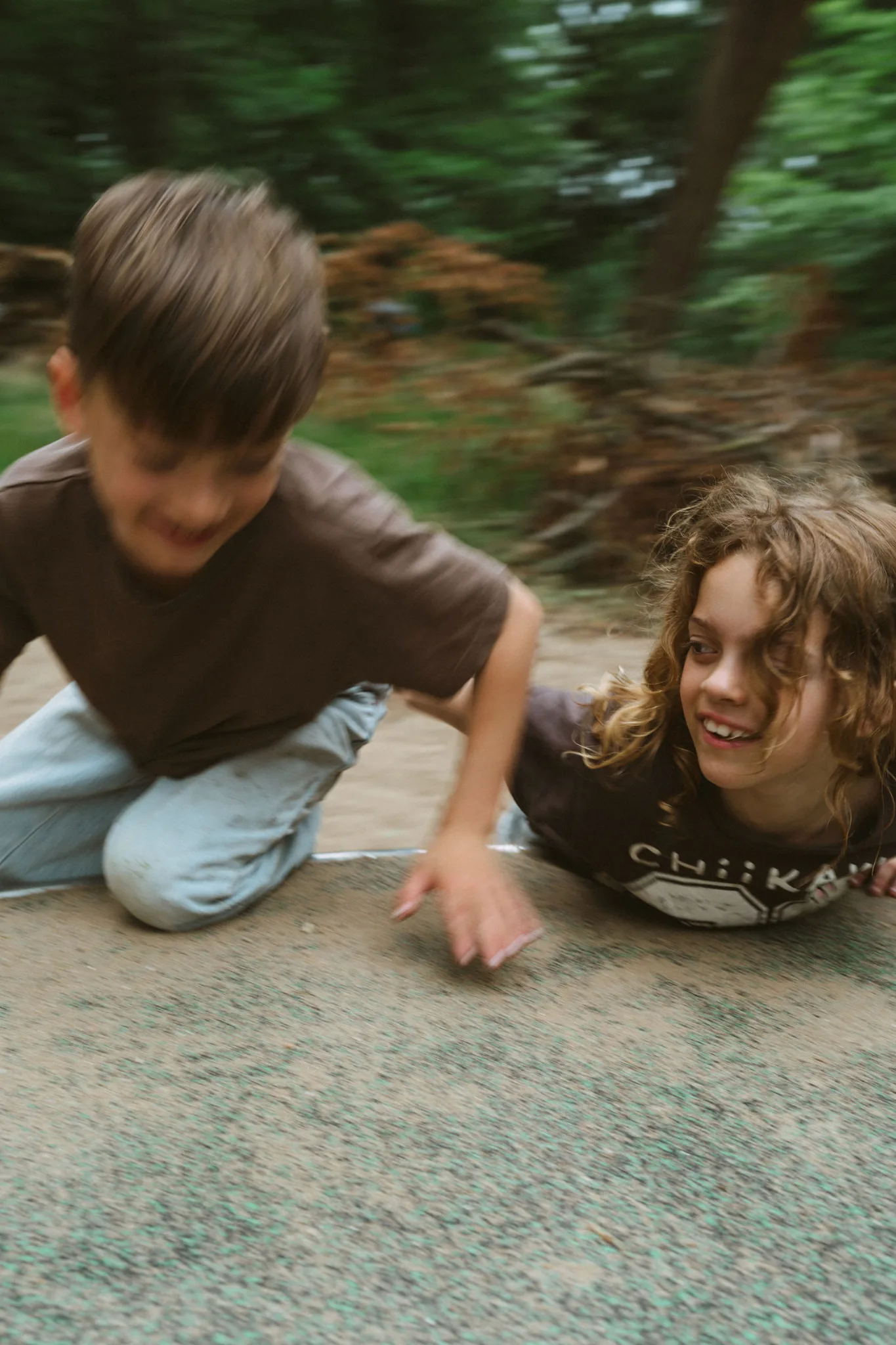 Kinderen rennen door het gras, hun ouders op de achtergrond